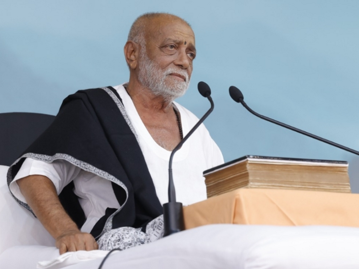 Morari Bapus explanation on the viral photo issue denies settling the Bagdana case