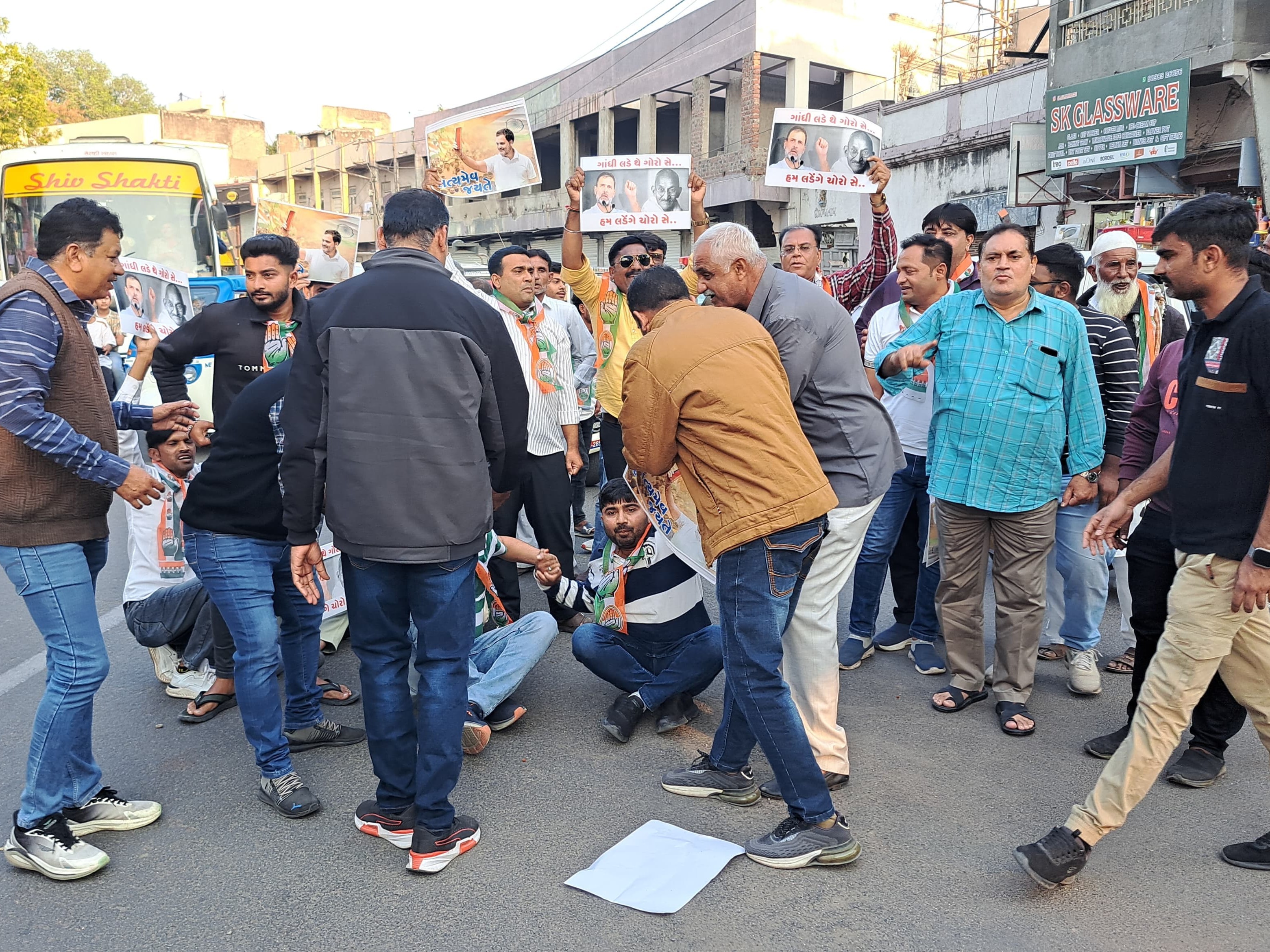 Road blockade movement in Jamnagar against insult to saints at Madh Mela 19 Youth Congress workers detained