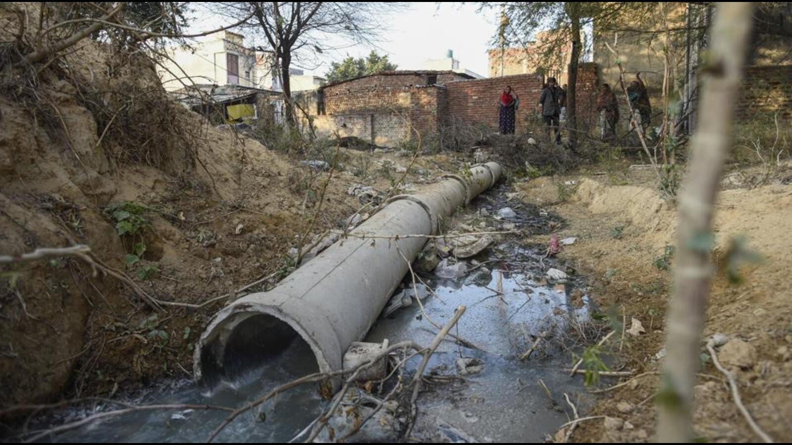 SMCs gross negligence fear of epidemic due to clogging of water and sewer lines in Dindoli