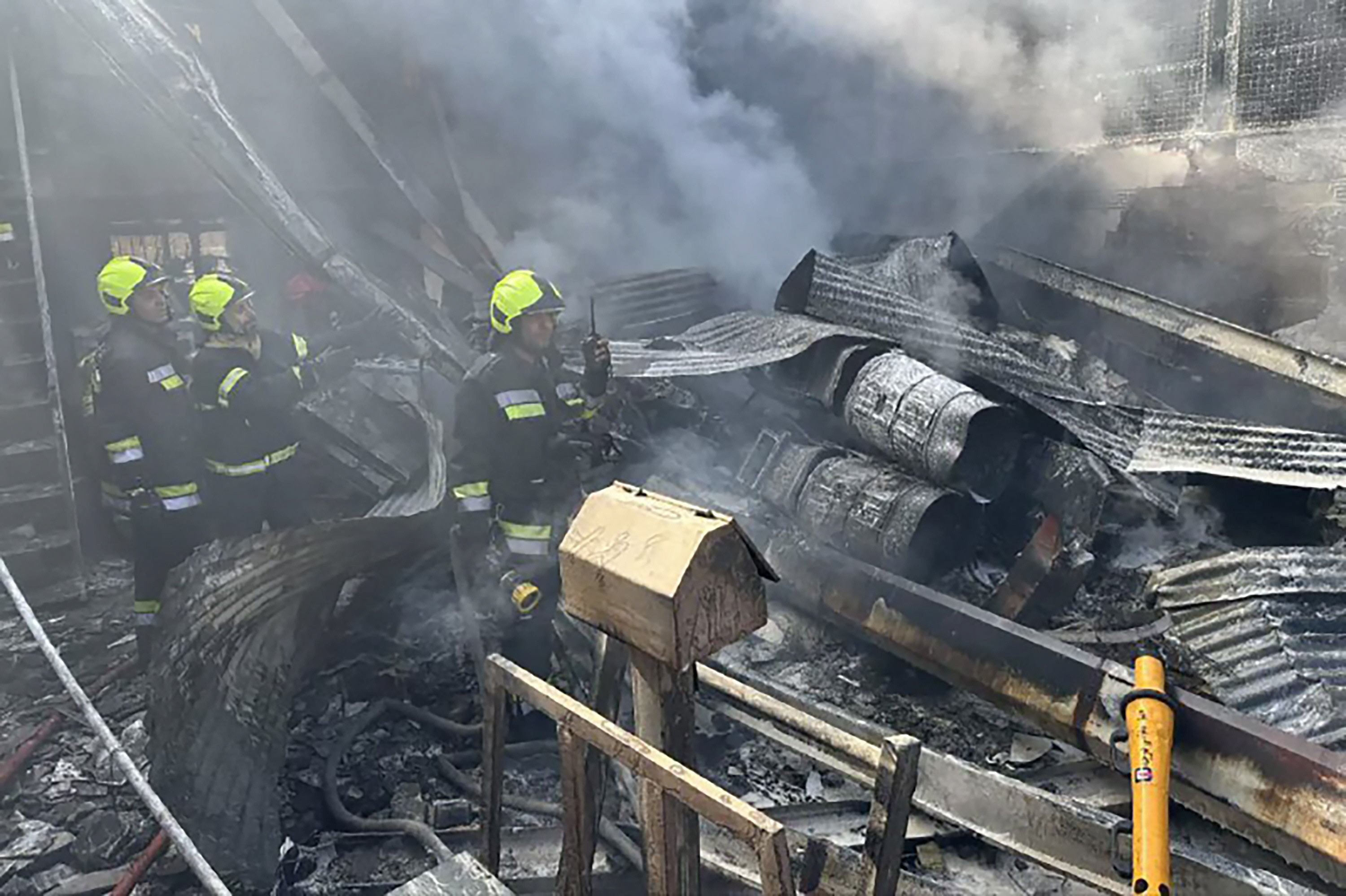 Army helicopter crashes in Isfahan market in Iran 4 dead technical fault suspected