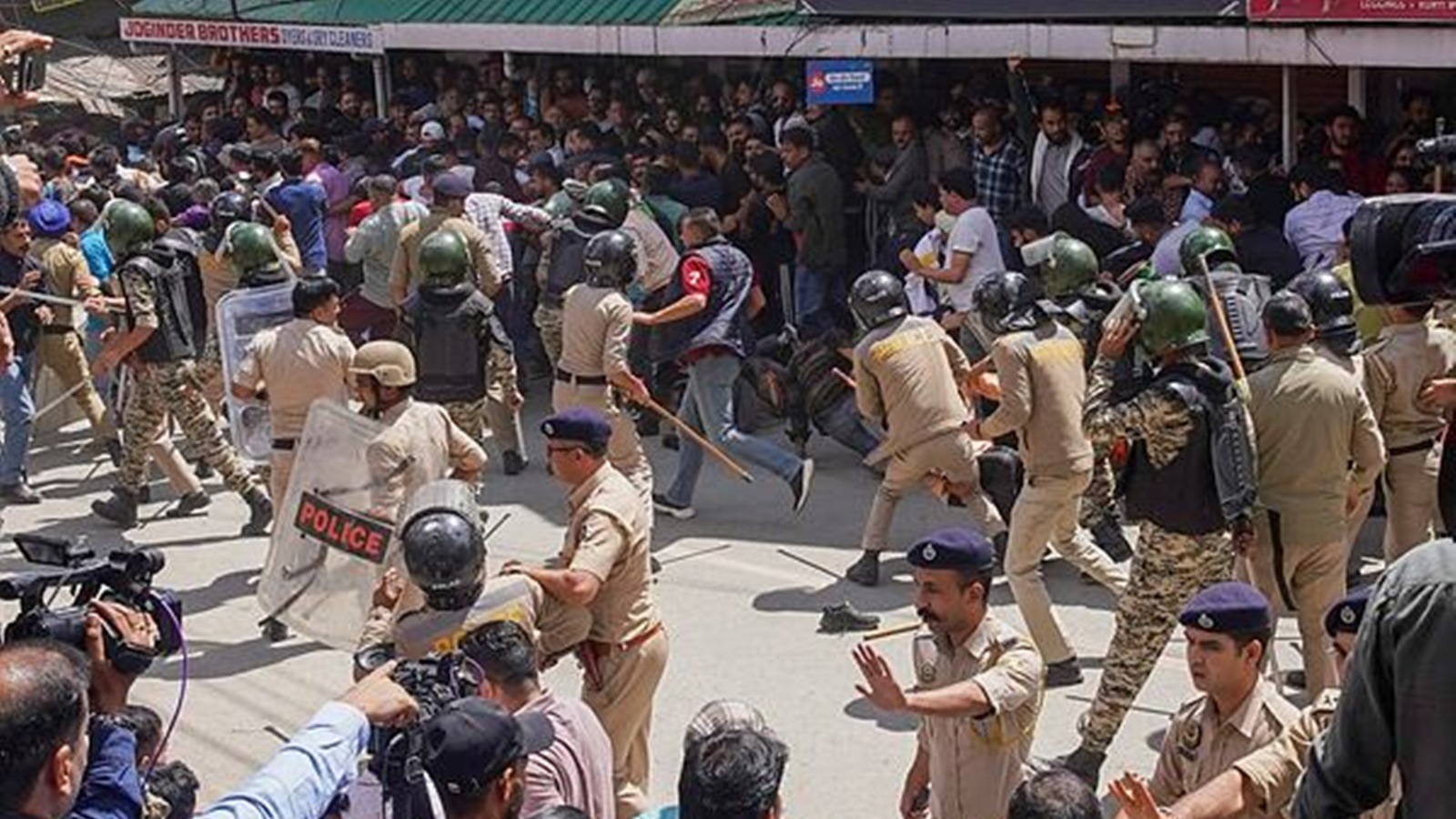 Gidhmali Hill પર પૂજા મુદ્દે વિવાદ, પોલીસ બંદોબસ્ત વચ્ચે અટકાયતો Controversy over worship at Gidhmali Hill arrests amid police presence