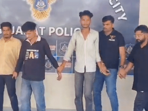 Hi tech iPhone theft scam caught in Ahmedabad parcel opened with chemicals in 2 minutes and dummy phone replaced with real phone