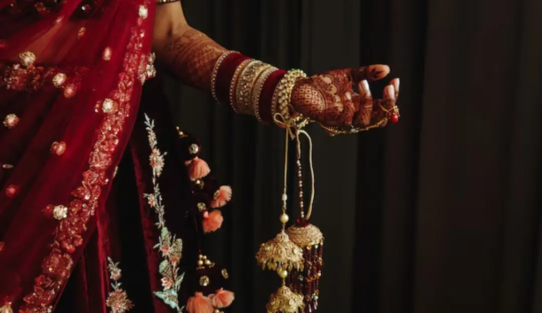 ખેડા: લૂંટેરી દુલ્હને લગ્ન પછી સોના-ચાંદીના દાગીના લૂંટ્યા, ૭ શખ્સો સામે ગુનો નોંધાયો Kheda Robber bride robbed of gold and silver jewelry after wedding crime registered against 7 people