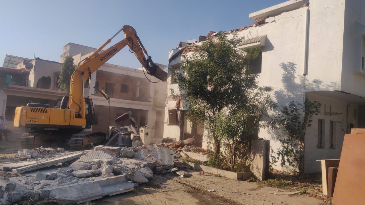 વેંજલપુર ચંદ્રનગરમાં રી-ડેવલપમેન્ટ હેઠળ મેગા ડિમોલિશન, નવા મકાનો માટે માર્ગ ખુલ્યો Mega demolition under redevelopment in Venjalpur Chandranagar path opened for new houses