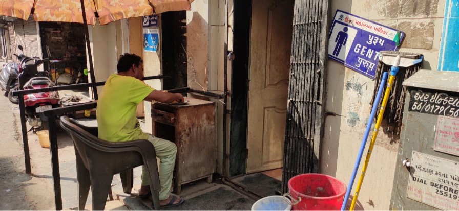 સુરત કોટસફીલ રોડ પે-એન્ડ-યૂઝ ટોઇલેટમાં મજૂરની મજબૂરી દર્શાવતી કરુણ તસવીર NS 5