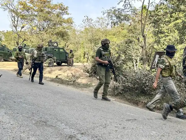 ઉધમપુરમાં જૈશ આતંકીઓ સાથે સુરક્ષા દળોનો ગોળીબાર, સમગ્ર વિસ્તાર છાવણીમાં ફેરવાયો Security forces exchange fire with Jaish terrorists in Udhampur entire area turned into a camp