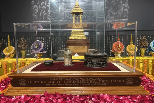 The sacred relics of Lord Buddha from Devanimori reached Sri Lanka devotional atmosphere on the 78th Independence Day