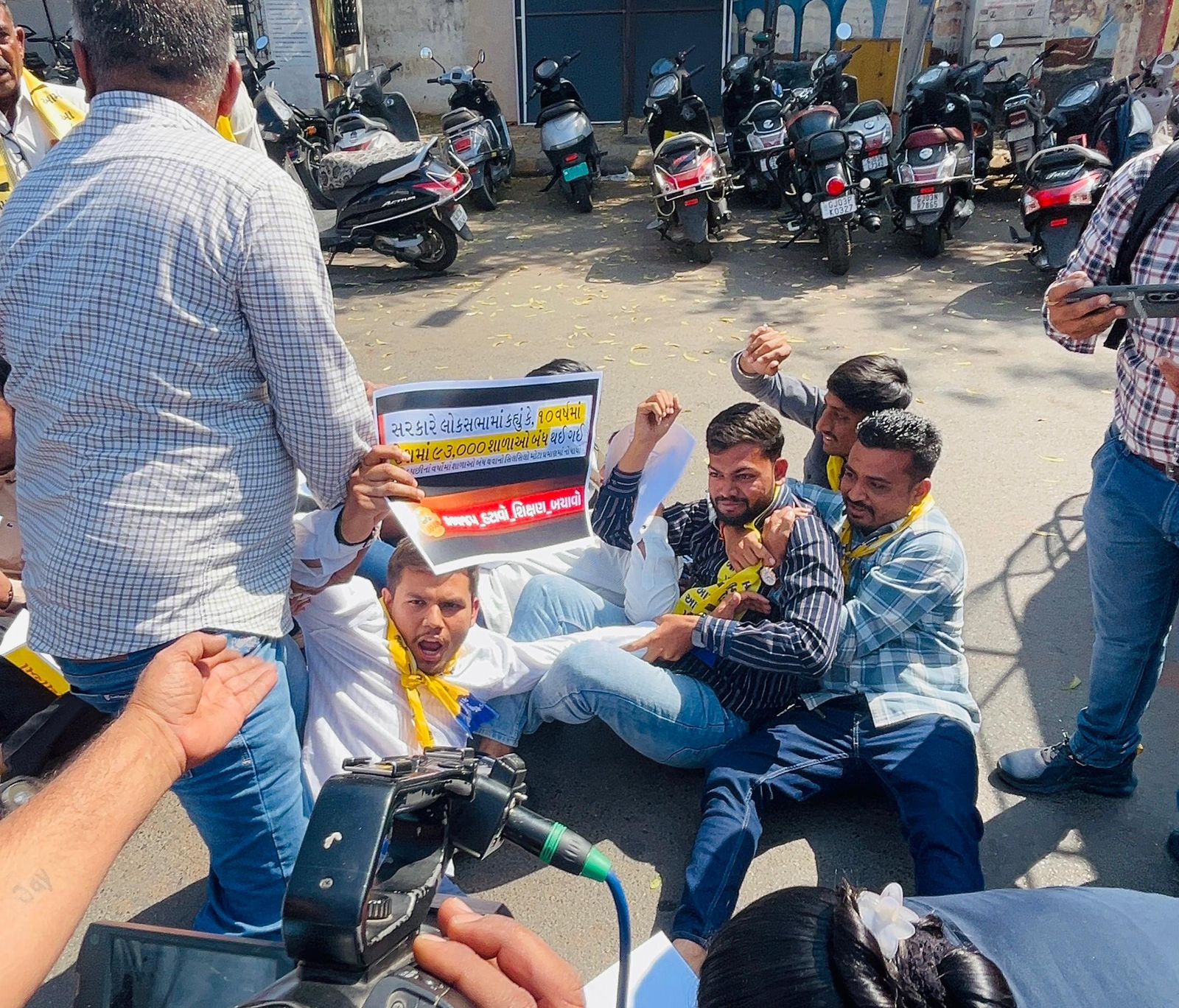 રાજકોટમાં AAP વિદ્યાર્થીઓએ શિક્ષક-વર્ગખંડ અછત માટે રસ્તા રોકો વિરોધ કર્યો 2 navsarjan sanskruti 2 15
