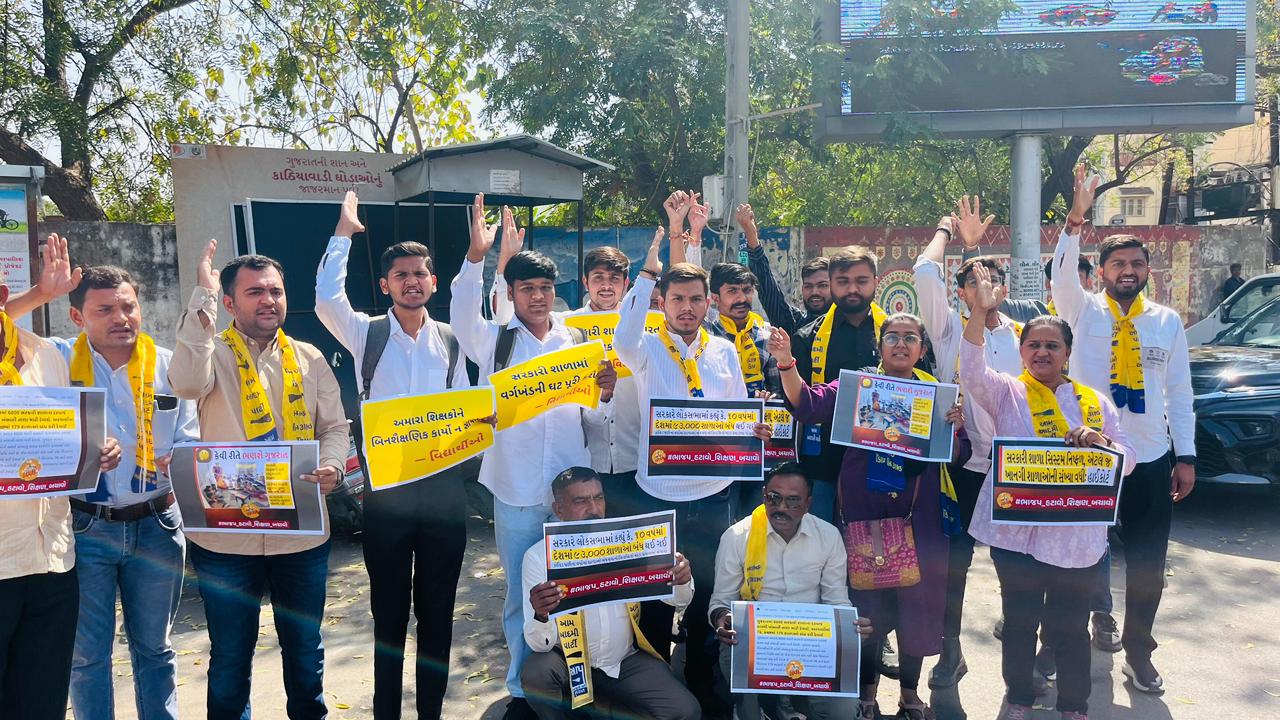 રાજકોટમાં AAP વિદ્યાર્થીઓએ શિક્ષક-વર્ગખંડ અછત માટે રસ્તા રોકો વિરોધ કર્યો navsarjan sanskruti 3 11