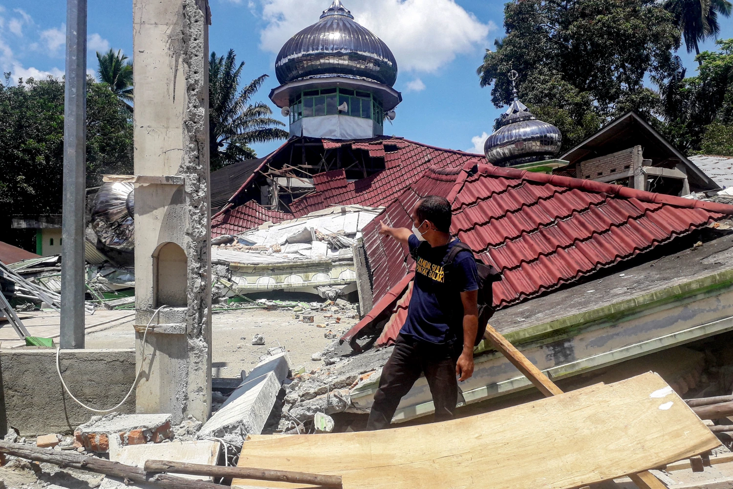 6.2 magnitude earthquake in Indonesia Near Sumatra fear among people