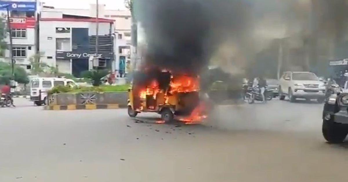 ગાયકવાડ હવેલીમાં પ્રેમ વિવાદમાં ઉશ્કેરાયેલા શખસે રિક્ષા સળગાવી રિક્ષાચાલકને હેરાન કર્યું A man enraged by a love dispute set fire to a rickshaw and harassed the rickshaw driver in Gaikwad Haveli