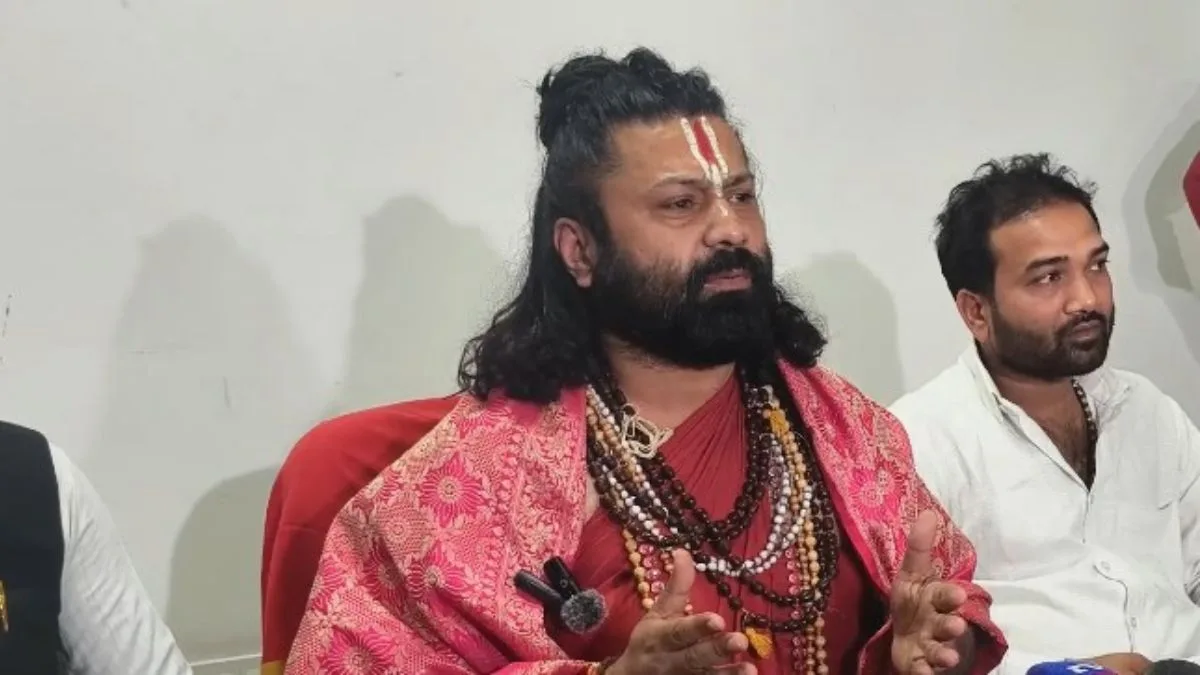 શંકરાચાર્ય વિરુદ્ધ કેસ કરનાર આશુતોષ બ્રહ્મચારી પર ટ્રેનમાં જીવલેણ હુમલો, ટોયલેટમાં છુપાઈ બચાવ્યો જીવ Ashutosh Brahmachari who filed a case against Shankaracharya was fatally attacked in a train saved his life by hiding in the toilet