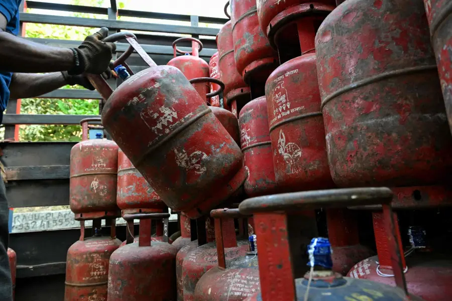 Commercial LPG shortage price hike in Mumbai Bengaluru and Chennai restaurant industry in crisis
