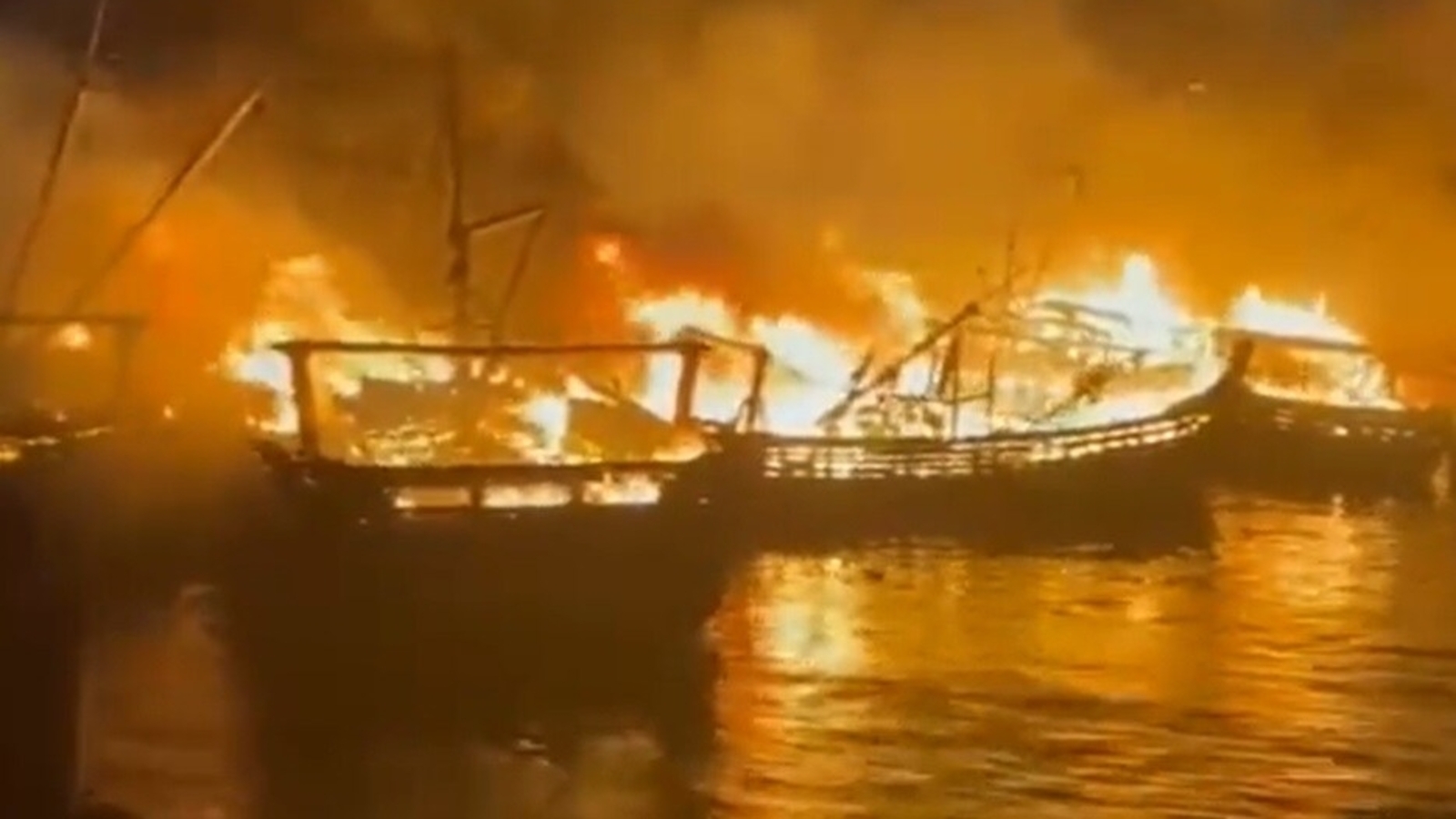 ઉના નવાબંદરના દરિયાકાંઠે ફિશિંગ બોટમાં આગ, મોટી જાનહાનિ ટળી Fire in fishing boat off the coast of Una New Port major casualties averted