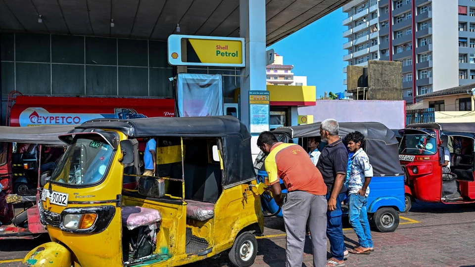 Fuel crisis in Sri Lanka Government offices to operate only 4 days a week