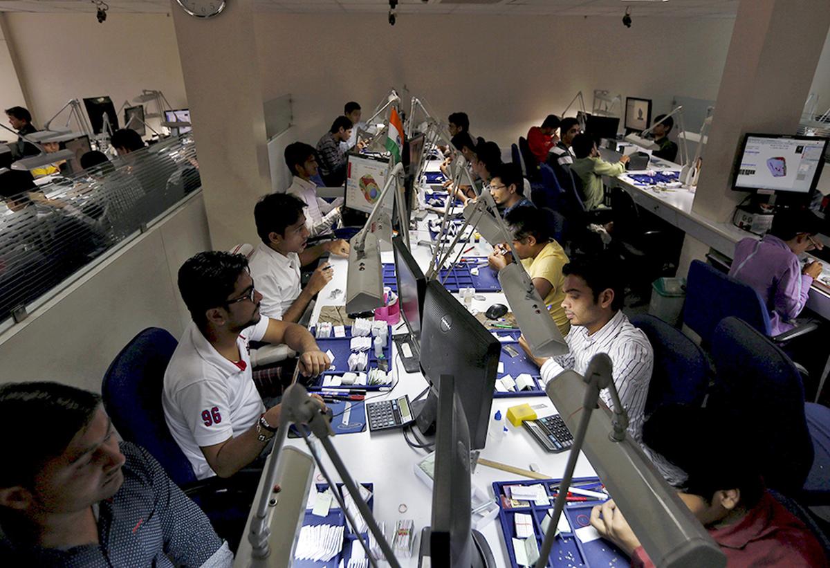 ગલ્ફ તણાવ: સુરત હીરા ઉદ્યોગ અને સૌરાષ્ટ્ર શ્રમિકો જોખમમાં, ૨૦,૦૦૦ ભારતીય ઈઝરાયેલમાં Gulf tensions Surat diamond industry and Saurashtra workers in danger 20000 Indians in Israel