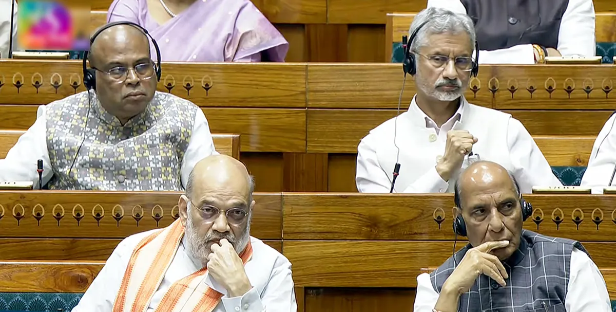 Lok Sabha Amit Shah furious over no confidence motion against Om Birla strong reaction to uproar