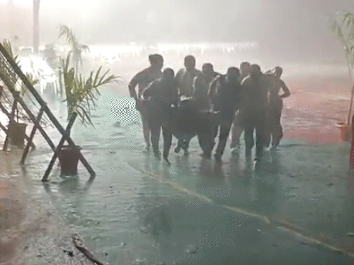 Mini cyclone in Jetpur Heavy wind dust and unseasonal rain cause power outages causing problems for people