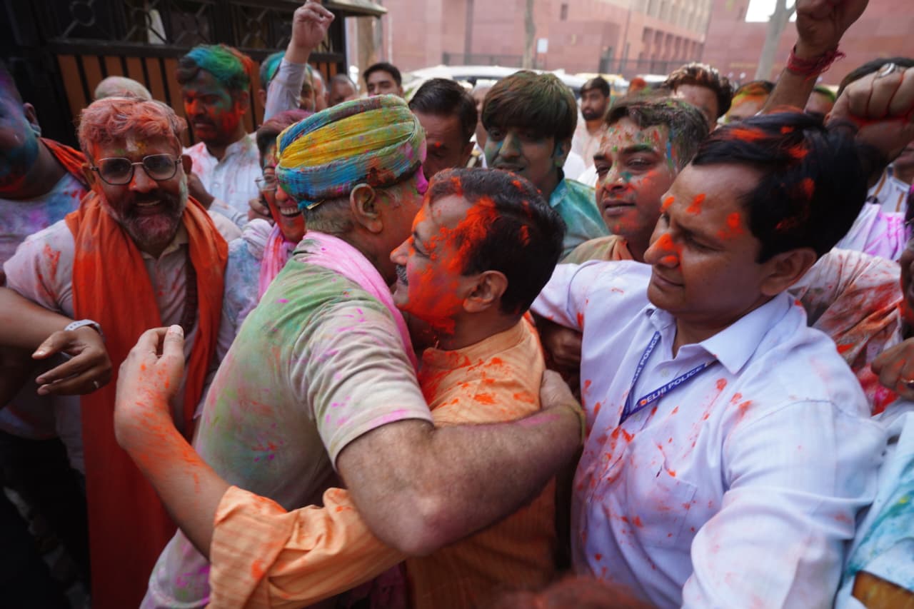 Arvind Kejriwal સાથે ‘કટ્ટર ઈમાનદારી’ની હોળી, Manish Sisodia નિવાસે ઉમંગભેર ઉજવણી 1 NASVARJAN SANSKRTI 3