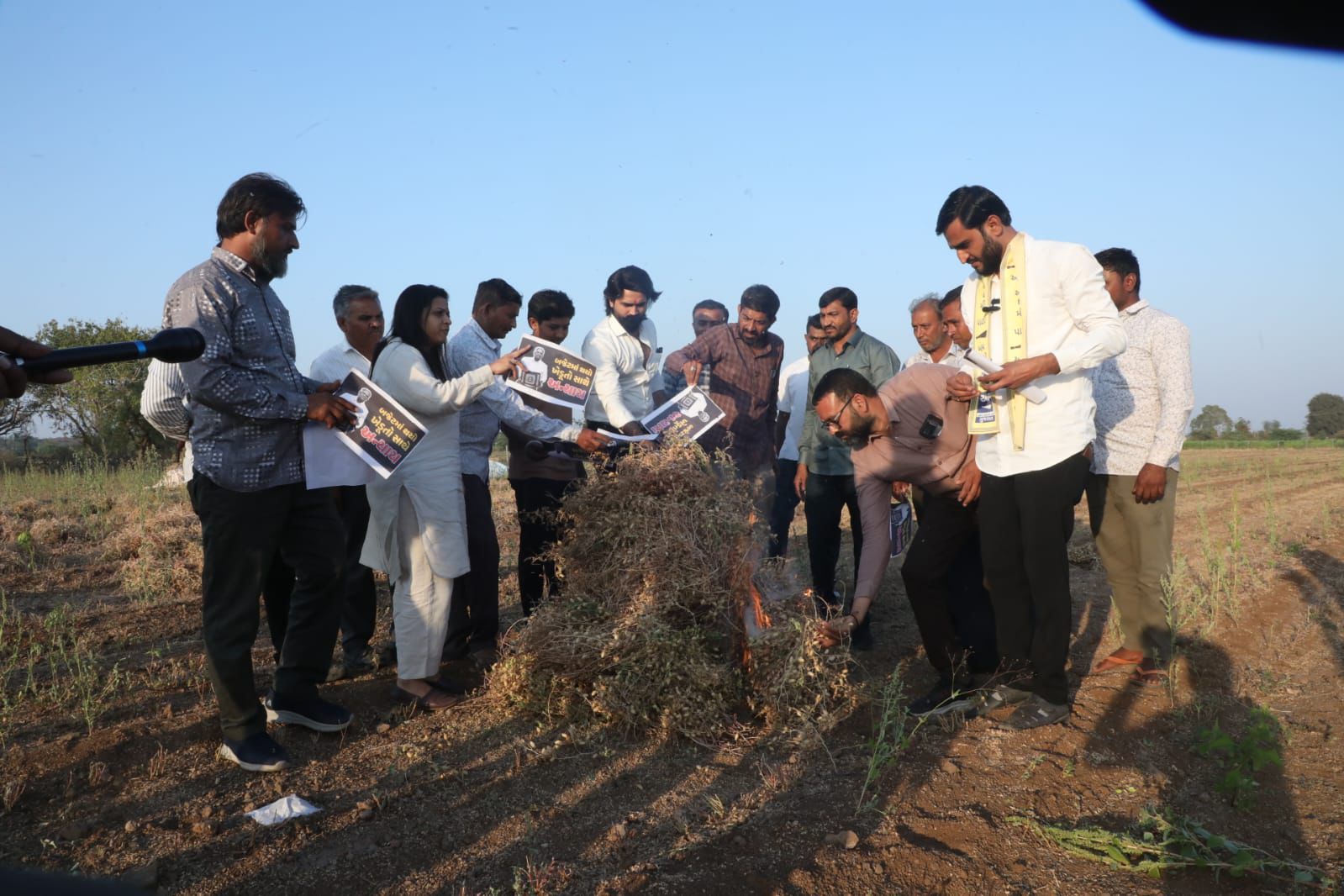 જસદણમાં પ્રવીણ રામે ખેડૂતો સાથે ચણા બાળી અને બજેટ હોમી અલગ રીતે હોળી ઉજવી NAVSARJAN SANSKRUTI 1 1