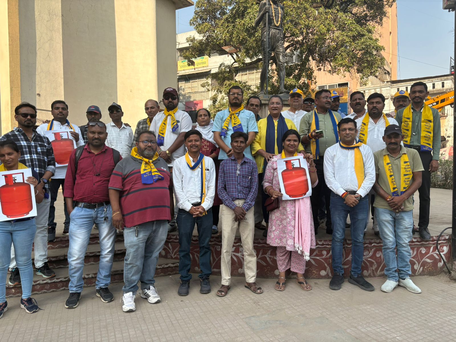 મિડલ ઇસ્ટ યુદ્ધથી દેશમાં ગેસ સંકટ, AAPનો ગુજરાતભરમાં વિરોધ; કાળાબજારી રોકવા સરકારને માંગ 4 NAVSARJAN SANSKRUTI 1 12