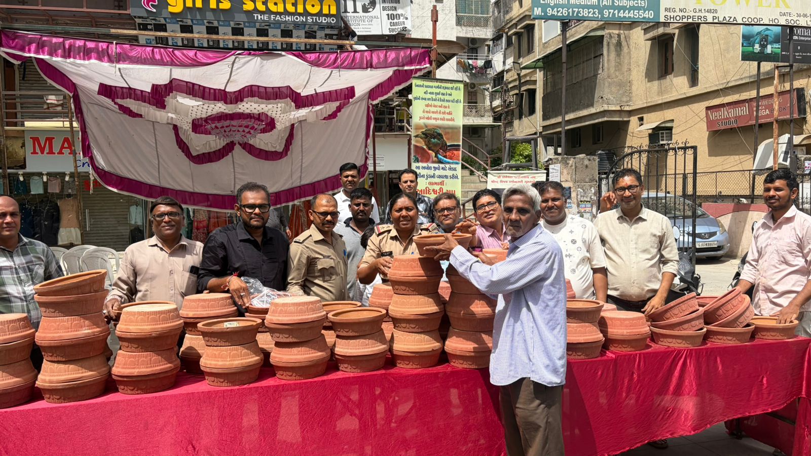 Adi Foundationની પહેલ: તપતી ગરમીમાં પક્ષીઓ માટે 1000થી વધુ પાણીના વાસણોનું વિતરણ NAVSARJAN SANSKRUTI 1 22