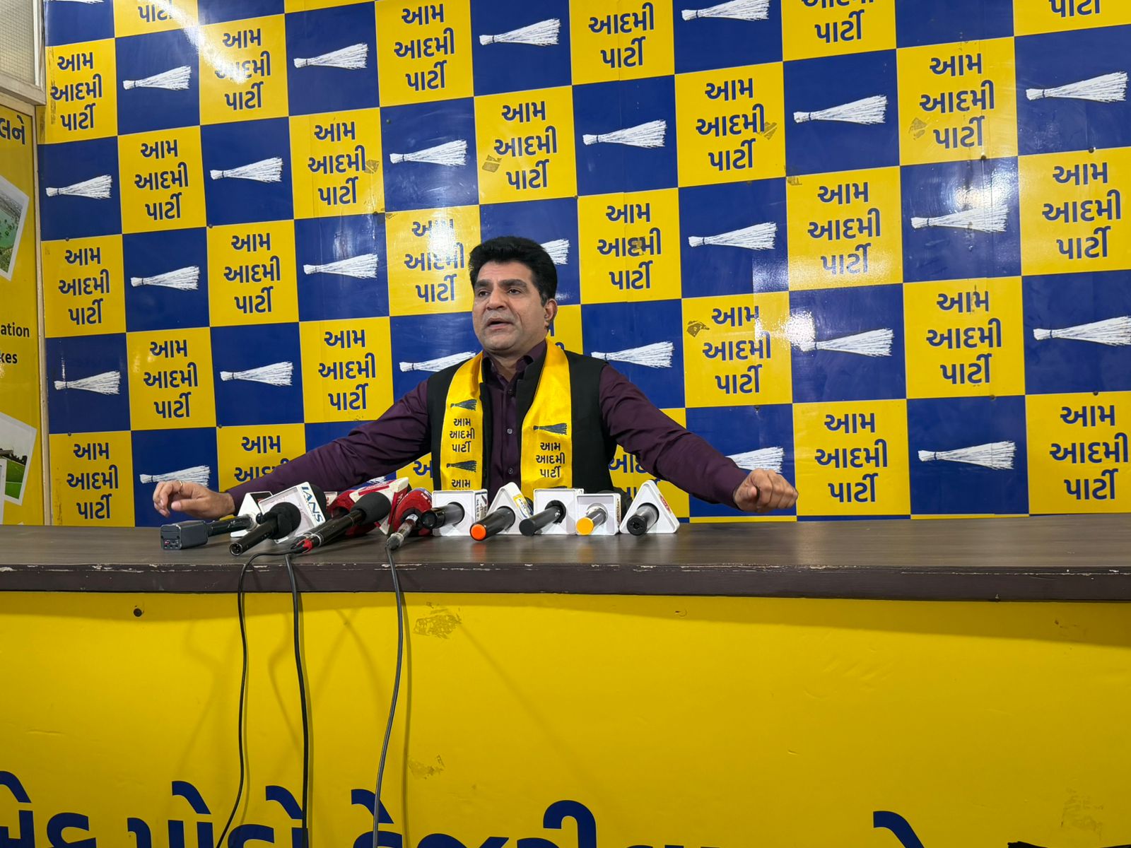 ઈસુદાન ગઢવી: અરવિંદ કેજરીવાલ-ભગવંત માન સાથે બેઠક, ટૂંક સમયમાં ઉમેદવારોની યાદી જાહેર થશે NAVSARJAN SANSKRUTI 18