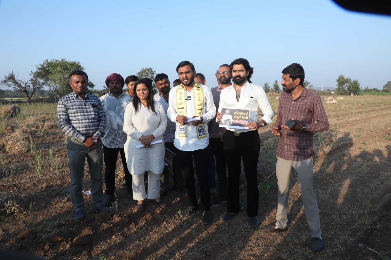 જસદણમાં પ્રવીણ રામે ખેડૂતો સાથે ચણા બાળી અને બજેટ હોમી અલગ રીતે હોળી ઉજવી 1 NAVSARJAN SANSKRUTI 2 1