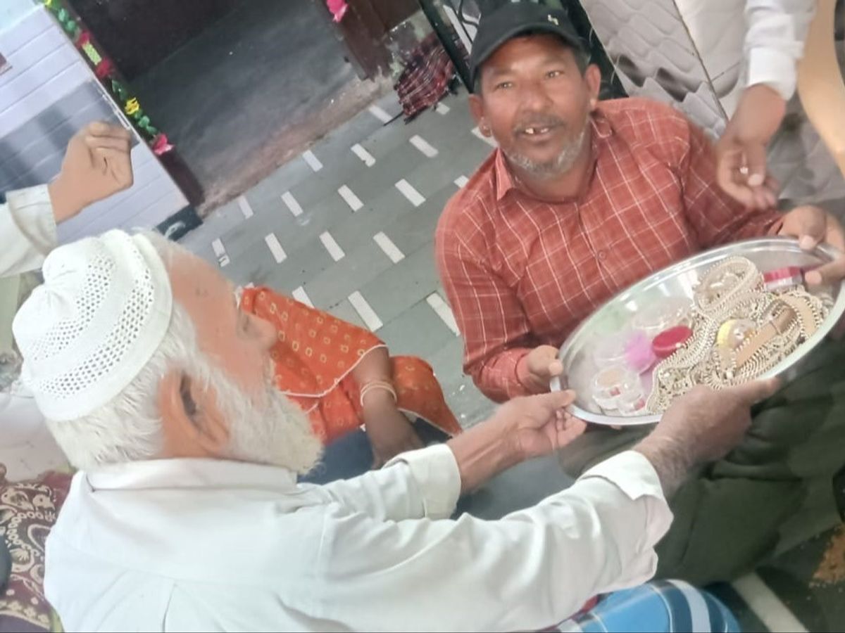 રાજસ્થાનમાં વેપારીએ ઈમાનદારી દેખાડી, ઘઉંમાંથી મળેલા ૧૫ લાખના ઘરેણાં ખેડૂતને પરત આપ્યા NAVSARJAN SANSKRUTI 20