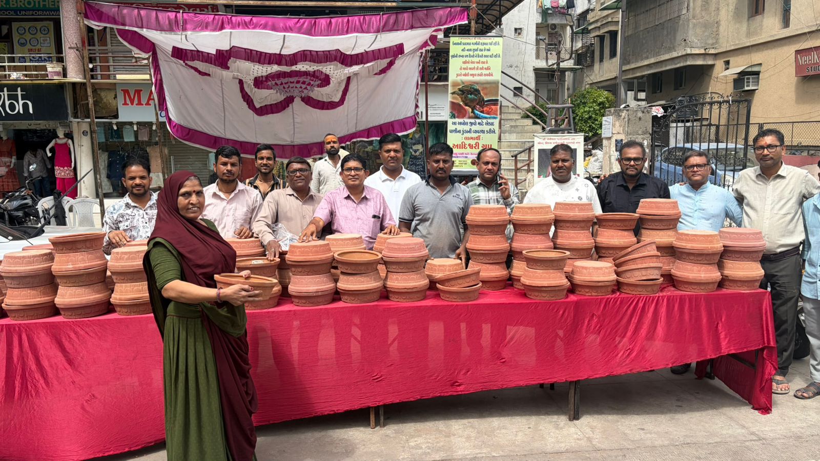 Adi Foundationની પહેલ: તપતી ગરમીમાં પક્ષીઓ માટે 1000થી વધુ પાણીના વાસણોનું વિતરણ 1 NAVSARJAN SANSKRUTI 3 13