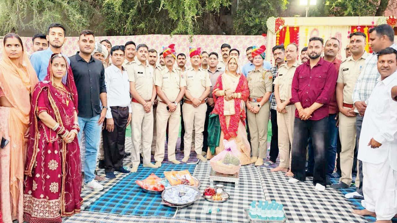 ઉદયપુર પોલીસ મીરાબાઇના દીકરાના લગ્નમાં મામેરું બની, ૧,૧૧,૦૦૦/- રૂપિયા ભેટ આપીને ભાવના દાખવી NAVSARJAN SANSKRUTI 34