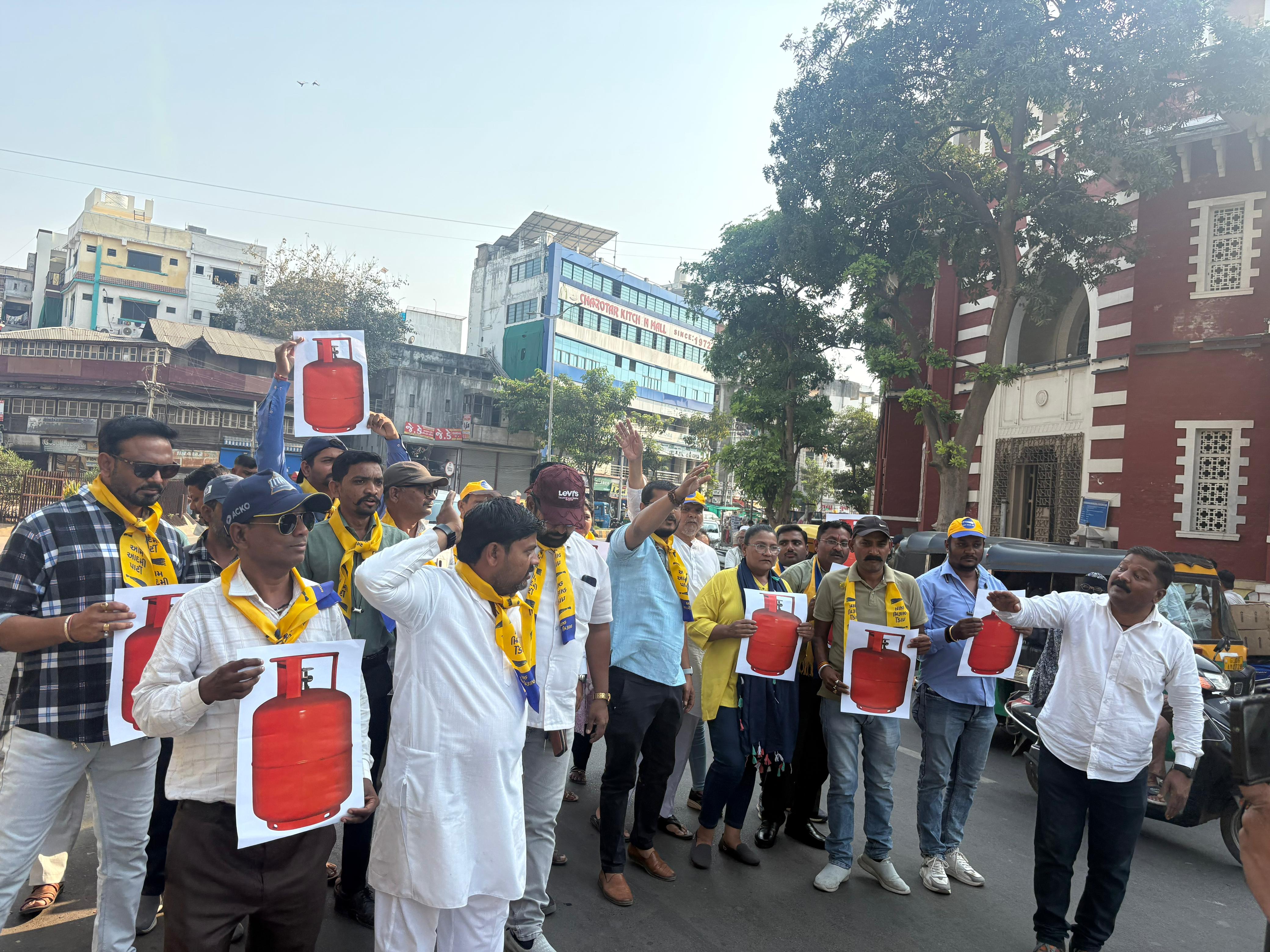 મિડલ ઇસ્ટ યુદ્ધથી દેશમાં ગેસ સંકટ, AAPનો ગુજરાતભરમાં વિરોધ; કાળાબજારી રોકવા સરકારને માંગ NAVSARJAN SANSKRUTI 8 1