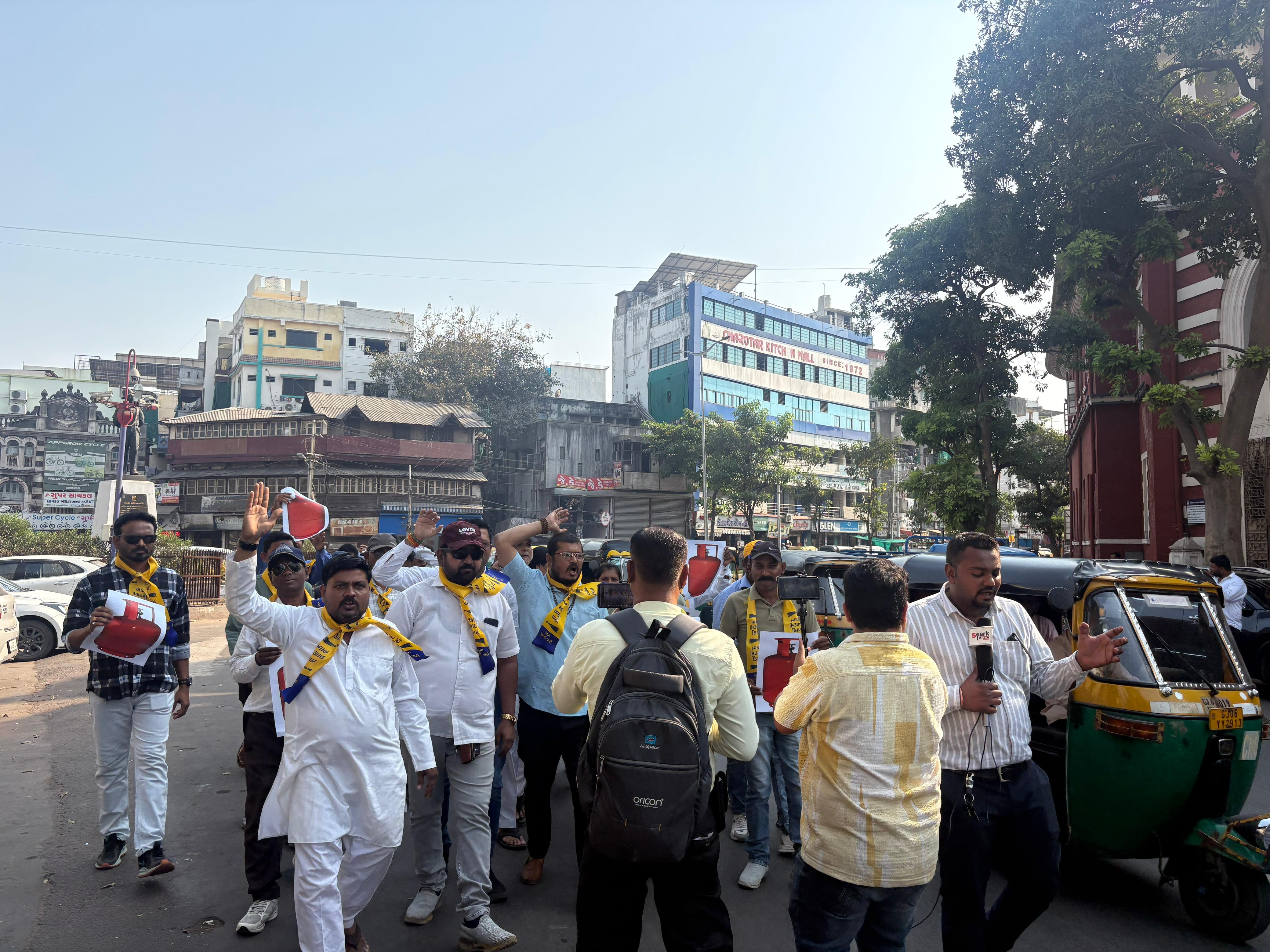 મિડલ ઇસ્ટ યુદ્ધથી દેશમાં ગેસ સંકટ, AAPનો ગુજરાતભરમાં વિરોધ; કાળાબજારી રોકવા સરકારને માંગ 1 NAVSARJAN SANSKRUTI 9 1