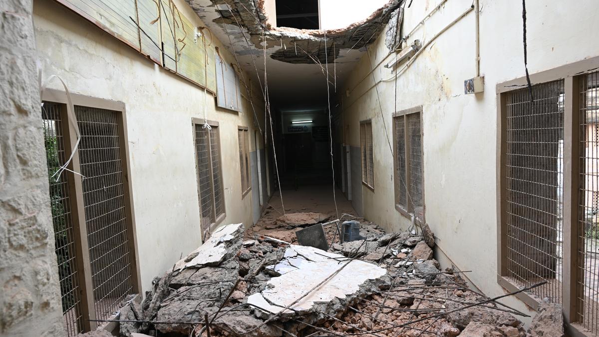 Padra government hospital building dilapidated roof cracks patients and doctors in danger