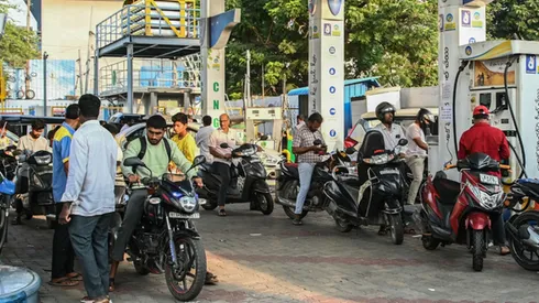 પેટ્રોલ-ડીઝલ અછતની અફવા ગુજરાત, મહારાષ્ટ્ર, તમિલનાડુ, તેલંગાણામાં ફેલાઇ, સ્ટોક વિલંબથી લાંબી લાઈનો Rumors of petrol diesel shortage spread in Gujarat Maharashtra Tamil Nadu Telangana long queues due to stock delays