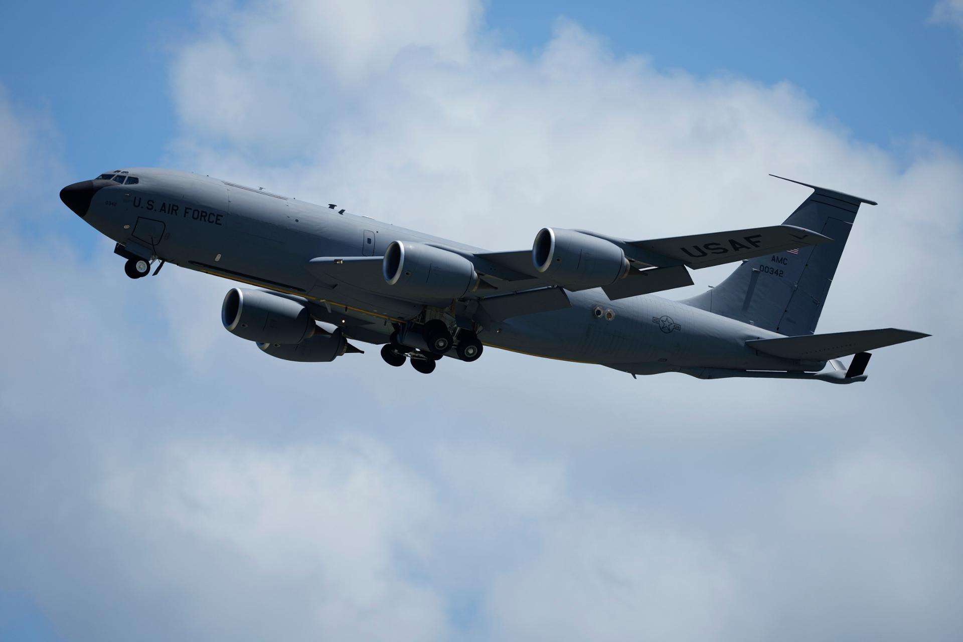 US KC 135 refueling plane crashes in Iraq 5 crew missing US suffers setback in war against Iran
