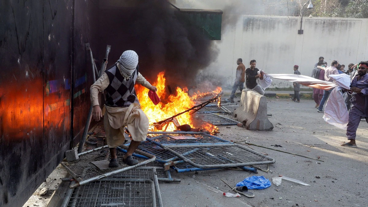 પાકિસ્તાનમાં ખામેનેઈના મોતના વિરોધમાં હિંસા, કરાચી-સ્કારદુમાં ૩૫નાં મોત Violence in Pakistan against Khameneis death 35 dead in Karachi Skardu