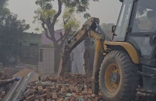 ચાંદલોડિયામાં રોડ પહોળો કરવા 1000 મકાનો કપાતમાં, ચૂંટણી પહેલા વિવાદ ગરમાયો 1000 houses demolished to widen road in Chandlodia controversy heats up before elections