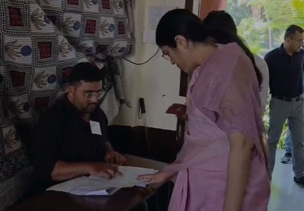 Ahmedabad Elections Heavy voting in Gomtipur lethargy in Navrangpura big impact on results