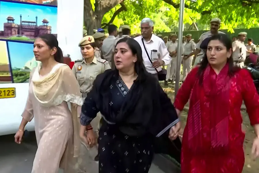 BJP women leaders march towards Rahul Gandhis residence over womens reservation issue many detained