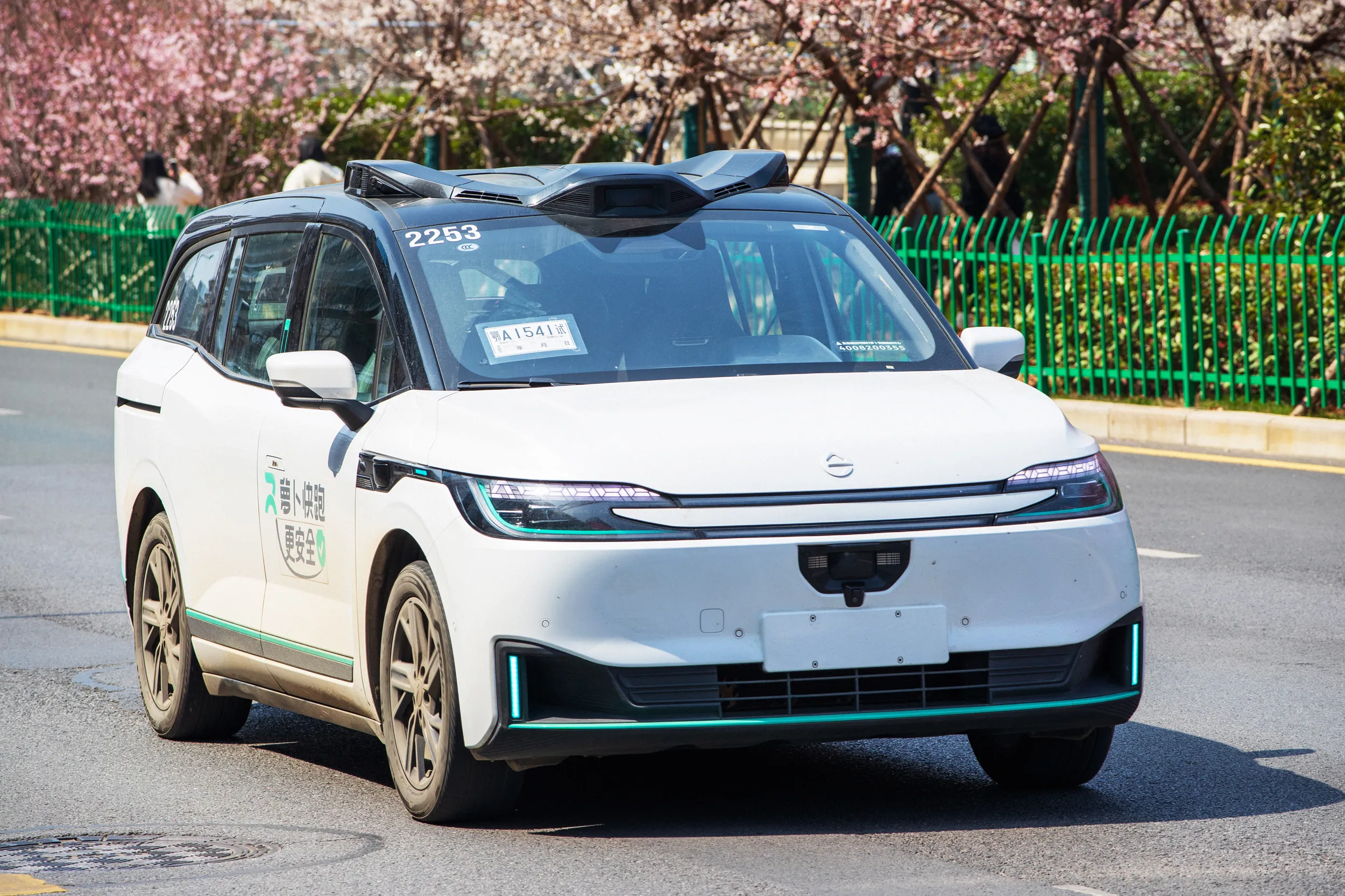 Baidu robotaxi stops in Wuhan passengers stranded in the middle of the road