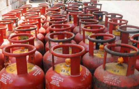 ગુજરાતમાં ગેસ અછત ન હોવા છતાં કાળાંબજાર ૨૧૫ કેસ, ઉદ્યોગો સપ્લાયથી પાયમાલ Despite no gas shortage in Gujarat 215 cases of black marketing industries devastated by supply