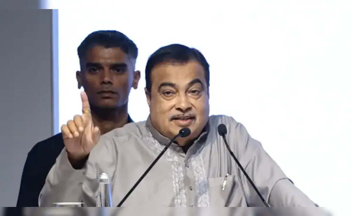 Gadkaris message The era of petrol diesel is coming to an end warning auto companies to switch to alternative fuels