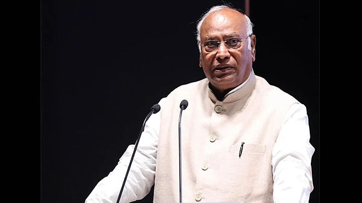 ખડગેએ ગુજરાતીઓને અપમાન પહોંચાડવાનો ઉદ્દેશ્ય ન હોવાનું કહી માફી માંગી, ભાષણ ખોટી રીતે રજૂ થયું હતું Kharge apologizes saying he did not intend to insult Gujaratis speech was misrepresented