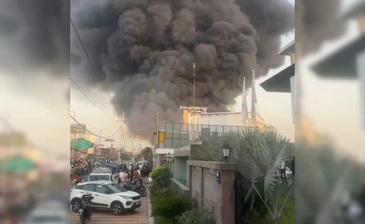 લખનઉની ઝૂંપડપટ્ટીમાં ભીષણ આગ: ૧૦૦થી વધુ સિલિન્ડર બ્લાસ્ટ, ૧૦૦૦થી વધુ ઝૂંપડાં ખાખ Massive fire breaks out in Lucknow slum More than 100 cylinders blast more than 1000 huts gutted