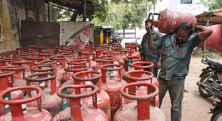 Middle East War Commercial LPG price in Delhi increased by Rs 195.5 domestic gas price remained unchanged