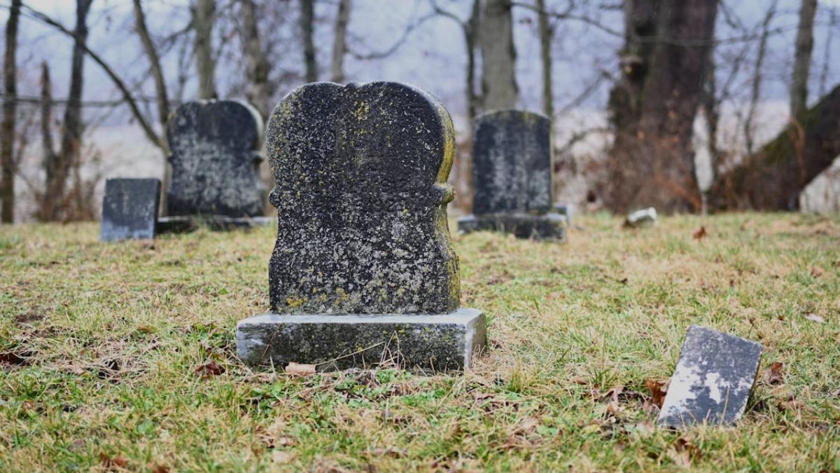 પેશાવરમાં લઘુમતી કબ્રસ્તાન અછત: જૂના મૃતદેહ કાઢી નવી લાશ દફનાવવા મજબૂર Minority cemetery shortage in Peshawar Forced to exhume old bodies and bury new ones