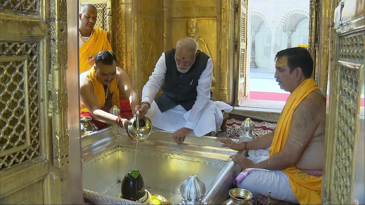 PM Modis worship 30 minute aarti and grand welcome during 14 km roadshow at Kashi Vishwanath Temple