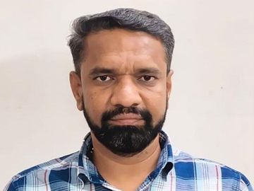 Surendranagar Lakhtar Mamlatdar and Pattawala caught red handed by ACB while taking a bribe of Rs 20000