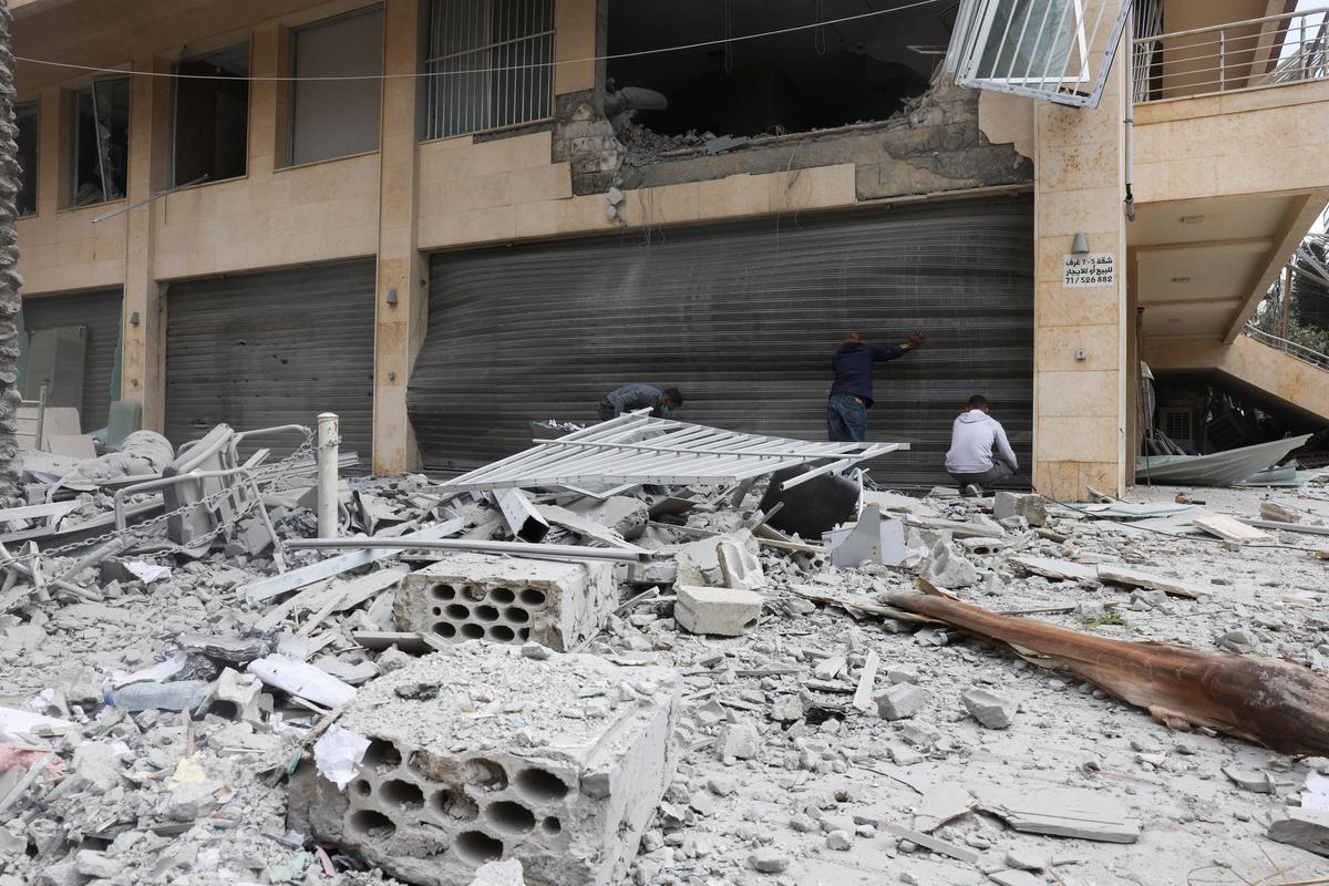 પશ્ચિમ એશિયાની તણાવ: ટ્રમ્પનો હોર્મુઝ અલ્ટીમેટમ, ઈરાનમાં ભીષણ હુમલો Tensions in West Asia Trump Hormuz Ultimatum and Iran Attack